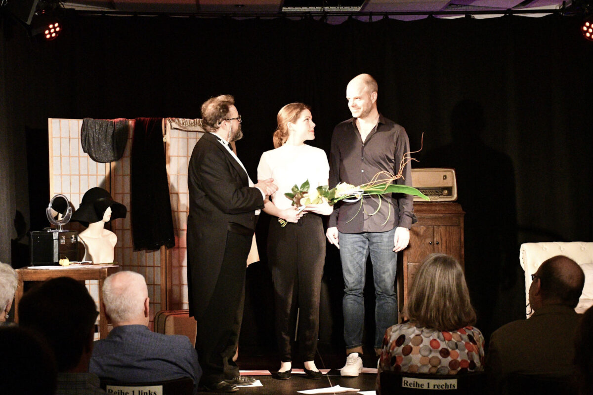 Eindrücke von der Premiere von „Einfach Audrey – der große Audrey Hepburn Abend“ im Altstadttheater Köpenick unter der Regie von Benjamin Stoll