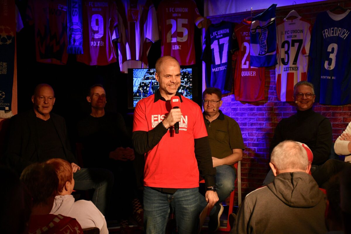 Der RBB beim 3. Rot-weißen Salon mit blau-weißem Anstrich im Altstadttheater Köpenick